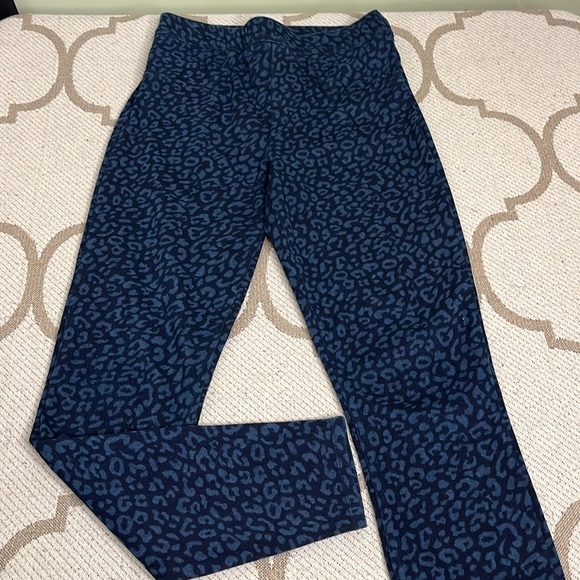 ✨SPANX-JEAN-ISH Pull On Denim Ankle Leggings Jeggings Blue Leopard size SMALL - Picture 16 of 16